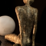 "Guardo il mondo" (bronzo e alabastro)